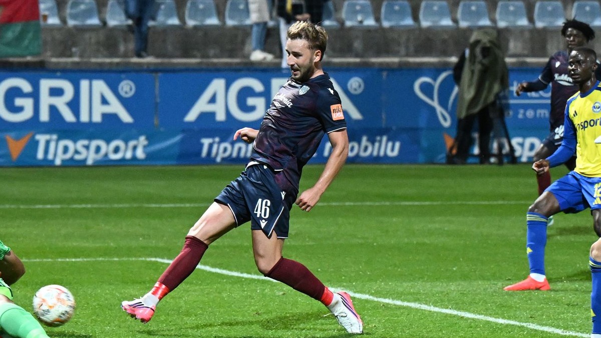 Na snímke druhý zľava Matej Trusa (Dunajská Streda) a vľavo brankár Adam Jakubech (Michalovce).