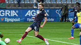 Na snímke druhý zľava Matej Trusa (Dunajská Streda) a vľavo brankár Adam Jakubech (Michalovce).