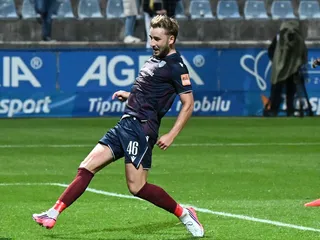 Na snímke druhý zľava Matej Trusa (Dunajská Streda) a vľavo brankár Adam Jakubech (Michalovce).