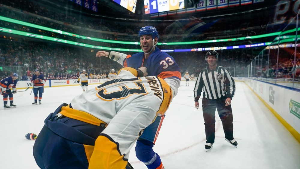 Zdeno Chára sa pomstil. Protihráča zmlátil do krvi