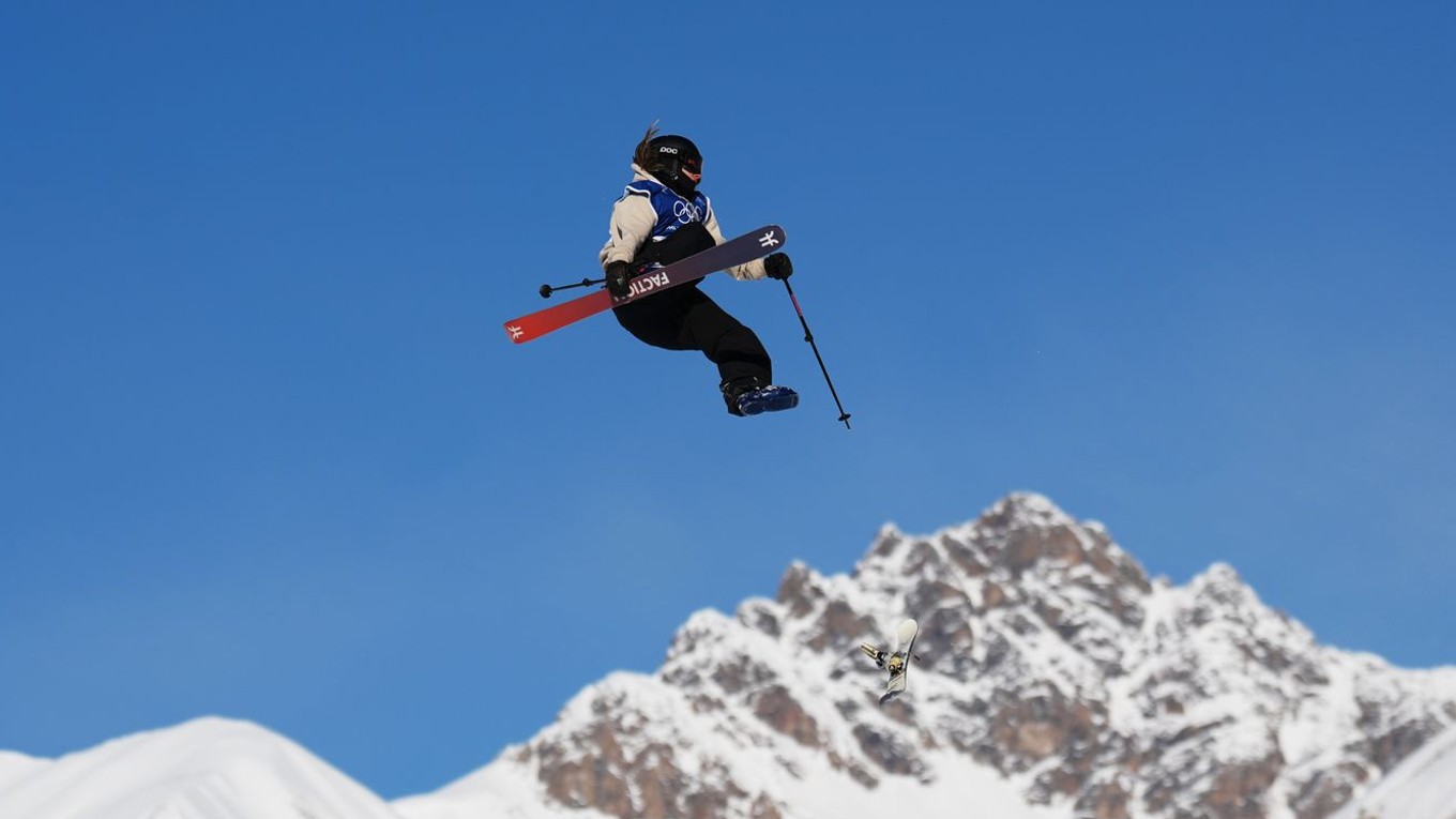 Švajčiarka Sarah Höfflinová stratila lyžu uprostred triku.