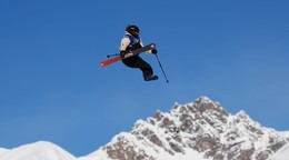 Švajčiarka Sarah Höfflinová stratila lyžu uprostred triku.