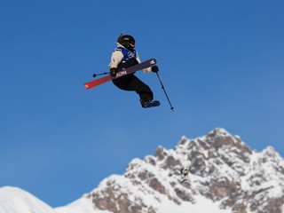 Švajčiarka Sarah Höfflinová stratila lyžu uprostred triku.
