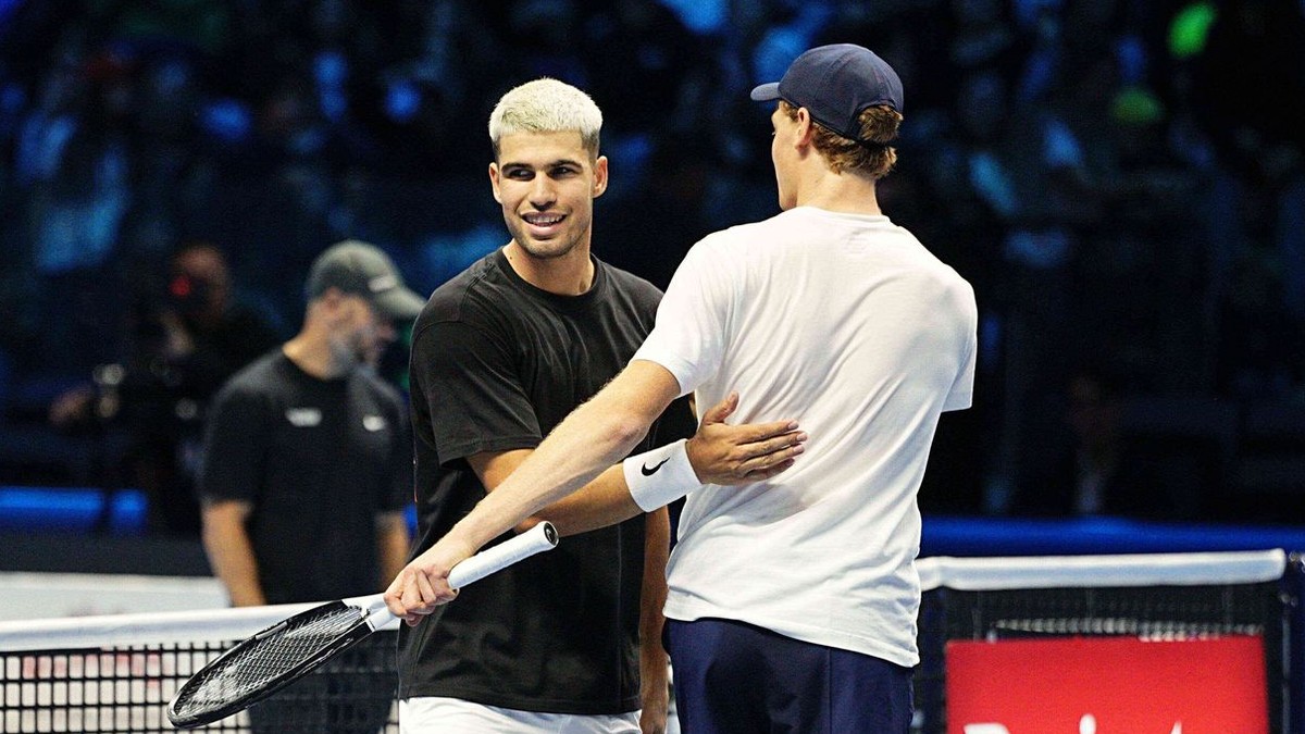 Carlos Alcaraz (vľavo) a Jannik Sinner počas tréningu pred Turnajom majstrov 2025.