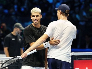 Carlos Alcaraz (vľavo) a Jannik Sinner počas tréningu pred Turnajom majstrov 2025.