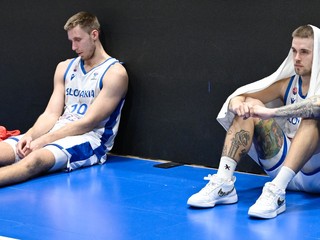 Vladimír Brodziansky a Mário Ihring (obaja Slovensko) reagujú po prehre v zápase 3. kola C-skupiny kvalifikácie ME 2025 v basketbale mužov Slovensko - Španielsko.