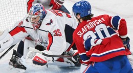 Na snímke sprava slovenský útočník Canadiens Juraj Slafkovský a brankár Capitals Darcy Kuemper.