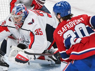 Na snímke sprava slovenský útočník Canadiens Juraj Slafkovský a brankár Capitals Darcy Kuemper.