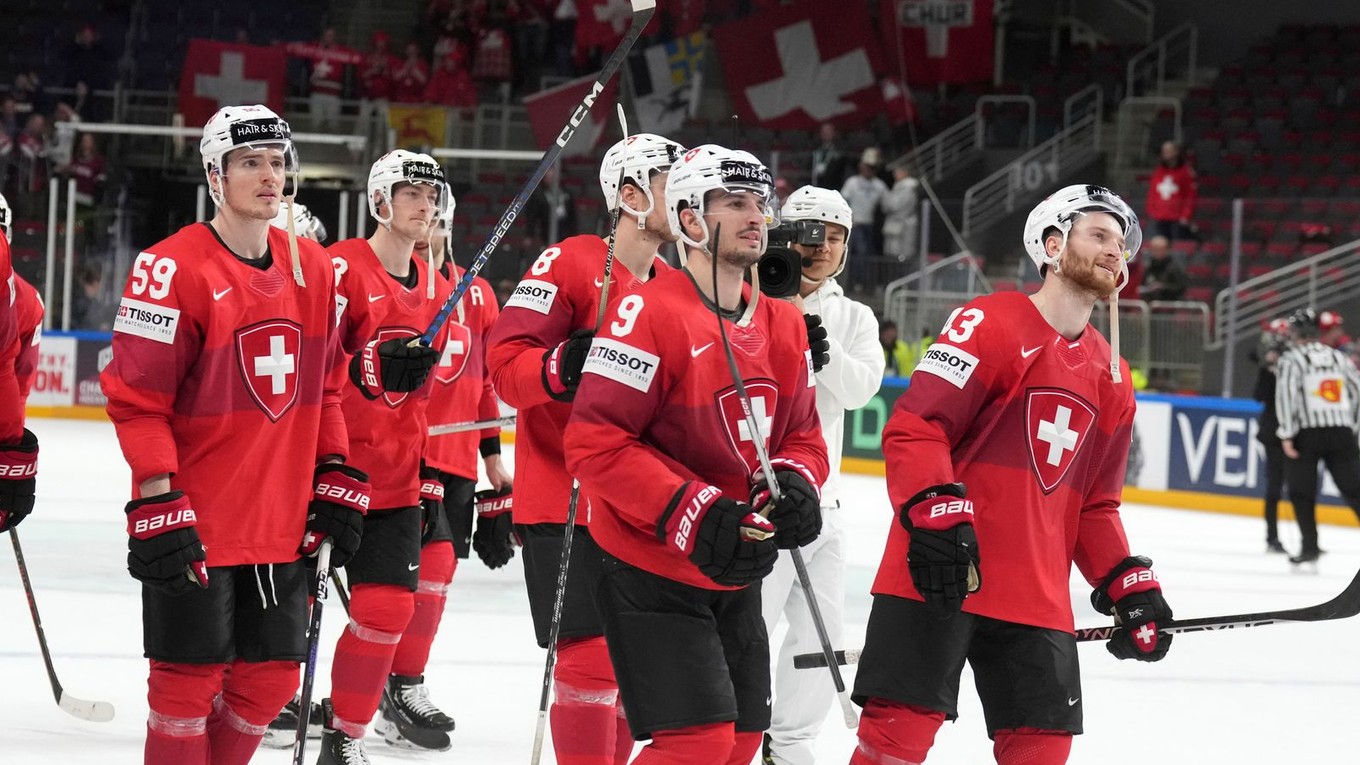 Hráči Švajčiarska oslavujú víťazstvo nad Kazachstanom na MS 2023 v hokeji.