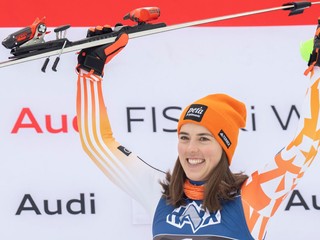 Petra Vlhová pózuje na pódiu po víťazstve v slalome Svetového pohára v alpskom lyžovaní v slovinskej Kranjskej Gore.