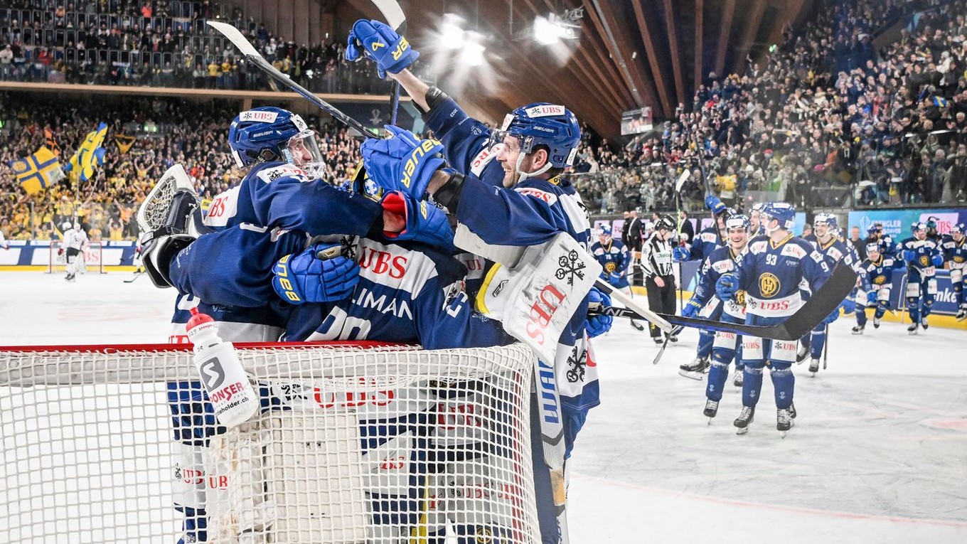 Hokejisti Davosu sa tešia z triumfu na Spenglerovom pohári 2023.