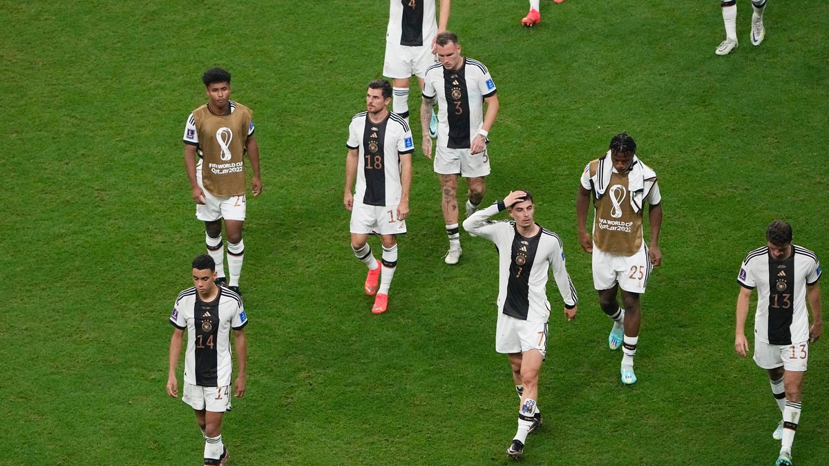 Futbalisti Nemecka po zápase s Kostarikou na MS vo futbale 2022.