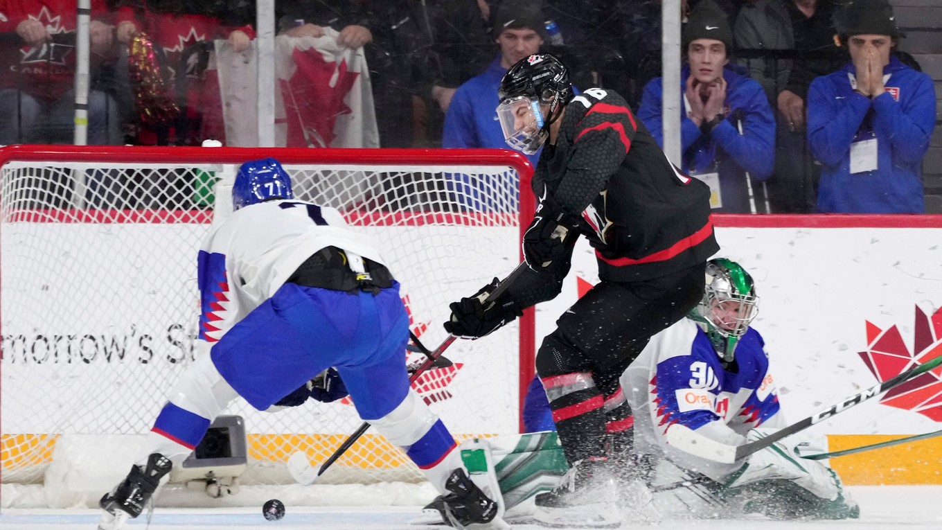 Connor Bedard strieľa rozhodujúci gól v zápase Slovensko - Kanada vo štvrťfinále MS v hokeji do 20 rokov 2023.