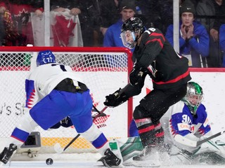 Connor Bedard strieľa rozhodujúci gól v zápase Slovensko - Kanada vo štvrťfinále MS v hokeji do 20 rokov 2023.