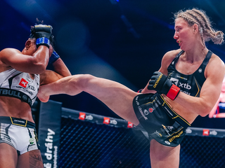 Szabová zasahuje súperku.