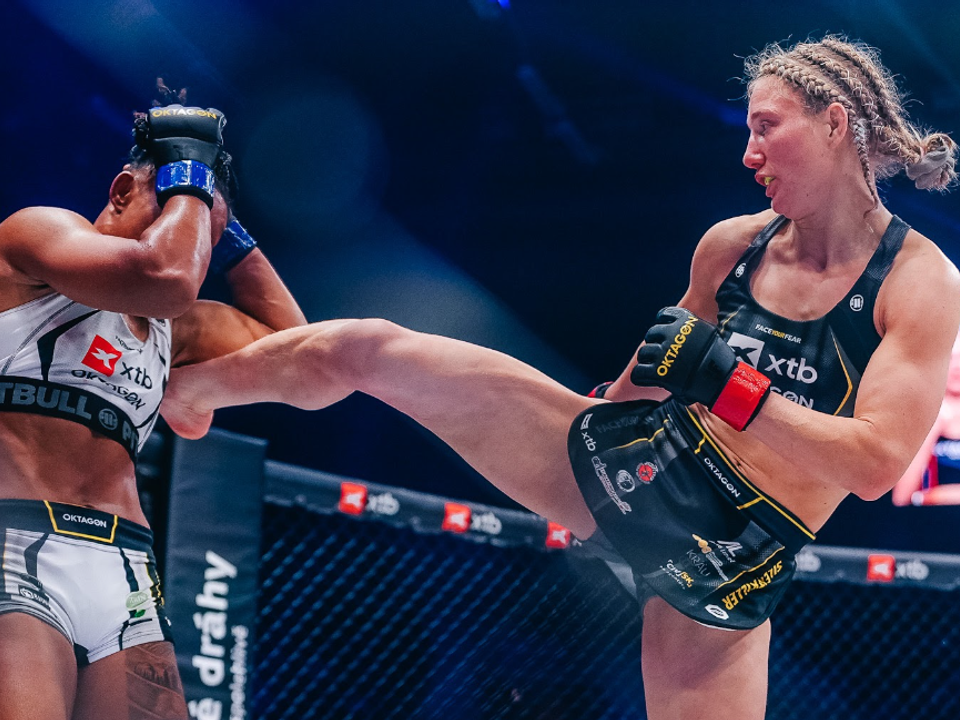 Szabová zasahuje súperku.