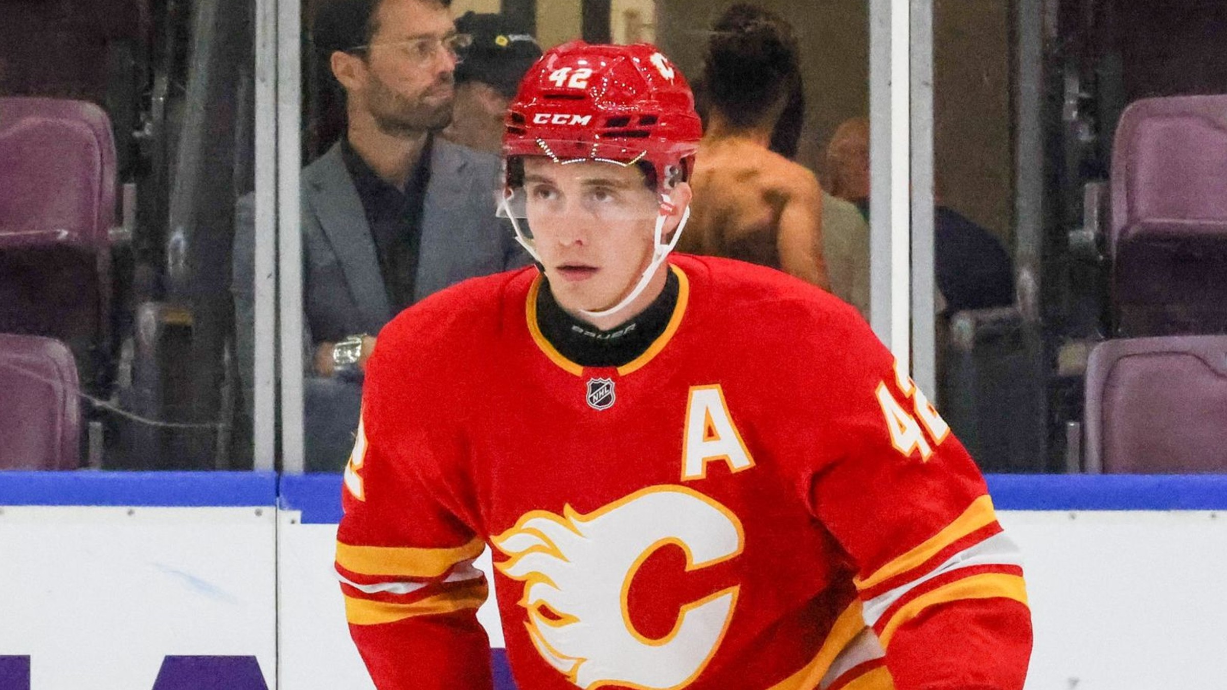 Samuel Honzek v drese Calgary Flames.