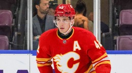 Samuel Honzek v drese Calgary Flames.