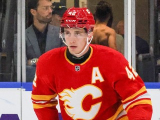 Samuel Honzek v drese Calgary Flames.