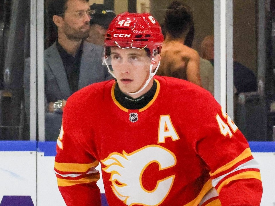 Samuel Honzek v drese Calgary Flames.