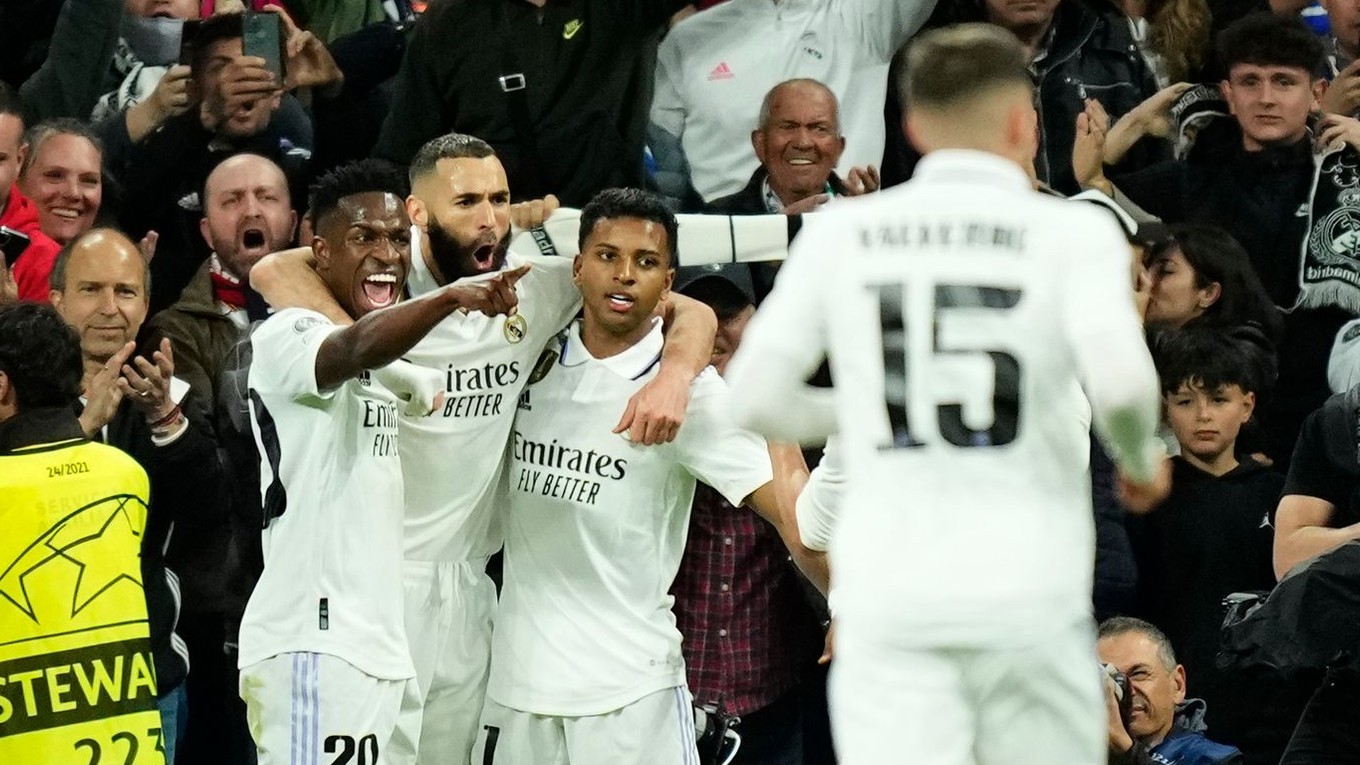 Futbalisti Realu Madrid sa tešia po góle Karima Benzemu. 