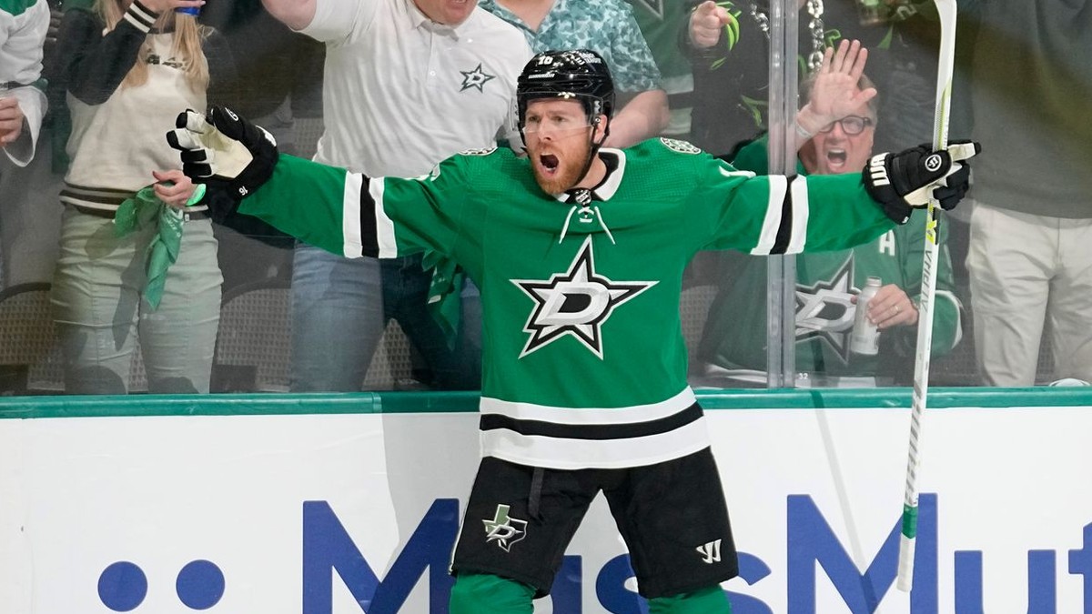 Joe Pavelski oslavuje gól.
