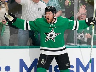 Joe Pavelski oslavuje gól.