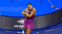 Aryna Sabalenková s trofejou po víťazstve na US Open 2024.