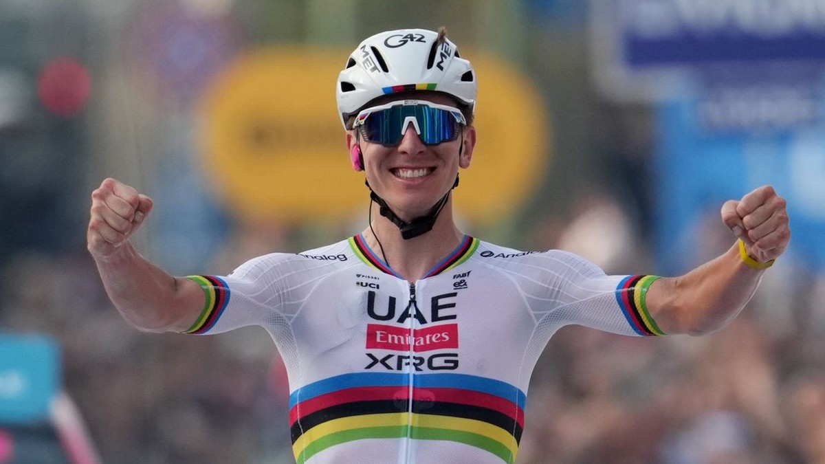 Tadej Pogačar oslavuje víťazstvo Okolo Lombardska.