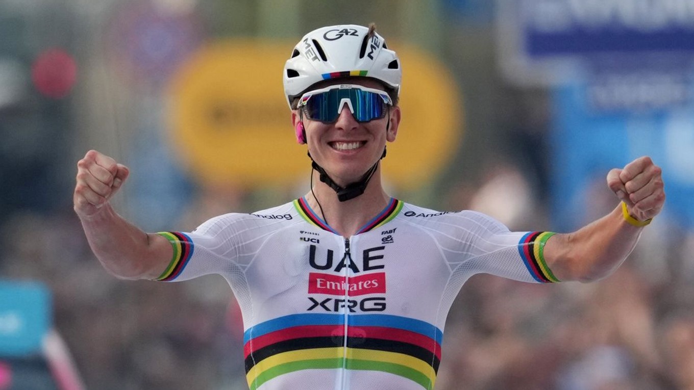 Tadej Pogačar oslavuje víťazstvo Okolo Lombardska.