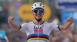 Tadej Pogačar oslavuje víťazstvo Okolo Lombardska.