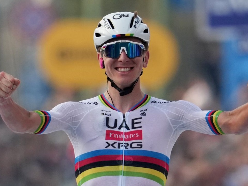 Tadej Pogačar oslavuje víťazstvo Okolo Lombardska.