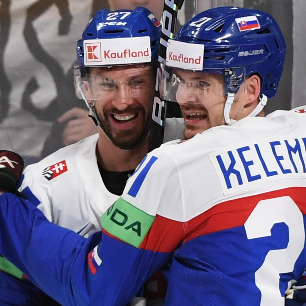 Marek Hrivík a Miloš Kelemen sa tešia po strelenom góle v zápase Slovensko - Lotyšsko na MS v hokeji 2023.