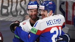 Marek Hrivík a Miloš Kelemen sa tešia po strelenom góle v zápase Slovensko - Lotyšsko na MS v hokeji 2023.