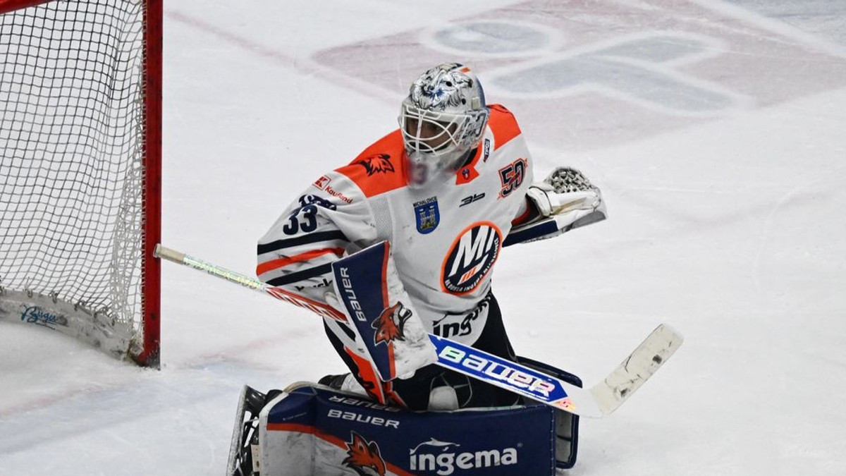 Brankár Julian Junca v drese HK Dukla Ingema Michalovce,