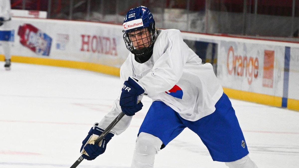 Kapitán slovenskej hokejovej reprezentácie SR 18 Adam Goljer počas tréningu pred majstrovstvami sveta v hokeji hráčov do 18 rokov v Trenčíne.