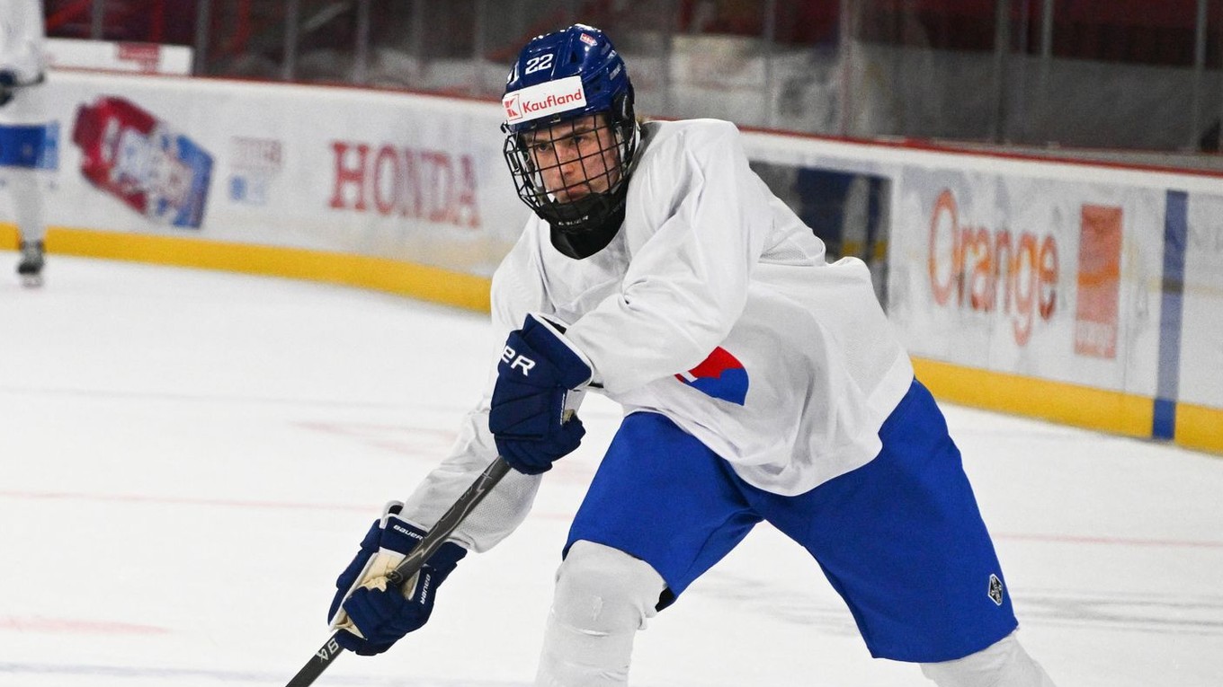 Kapitán slovenskej hokejovej reprezentácie SR 18 Adam Goljer počas tréningu pred majstrovstvami sveta v hokeji hráčov do 18 rokov v Trenčíne.
