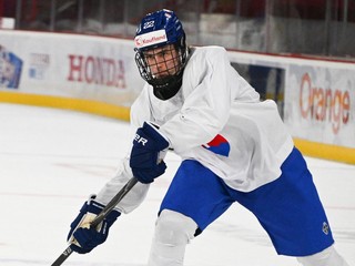 Kapitán slovenskej hokejovej reprezentácie SR 18 Adam Goljer počas tréningu pred majstrovstvami sveta v hokeji hráčov do 18 rokov v Trenčíne.