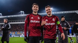 Slovenský futbalista Lukáš Haraslín (vpravo) v drese Sparty a vedľa neho Fín Kairinen.