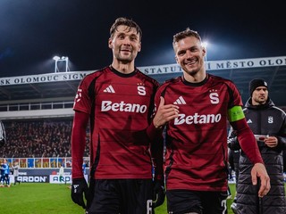 Slovenský futbalista Lukáš Haraslín (vpravo) v drese Sparty a vedľa neho Fín Kairinen.