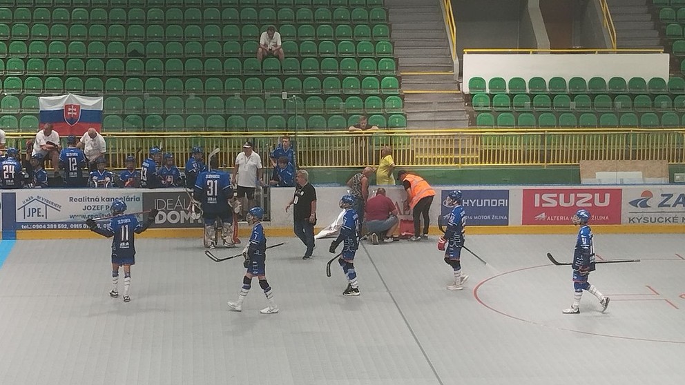 Prerušenie pre odstraňovanie banneru počas zápasu Slovensko U16 - USA U16 na MS juniorov v hokejbale 2024.