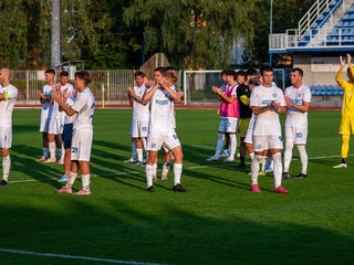 Ďakovačka Dubničanov pred hlavnou tribúnou a návštevou siedmeho kola.