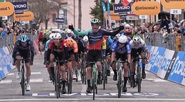 Dánsky cyklista Tobias Lund Andresen oslavuje po tom, čo prešiel cieľovou čiarou a vyhral tretiu etapu.