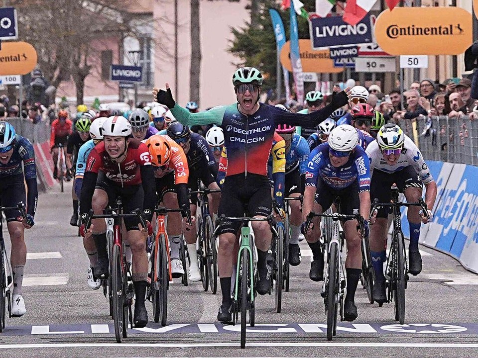 Dánsky cyklista Tobias Lund Andresen oslavuje po tom, čo prešiel cieľovou čiarou a vyhral tretiu etapu.