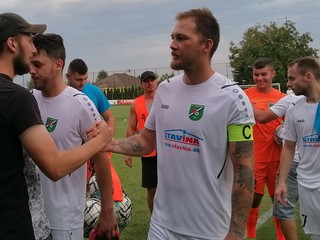 Hráči Jesenského schádzajú z ihriska po pohárovom zápase so Slovenskou Ľupčou.