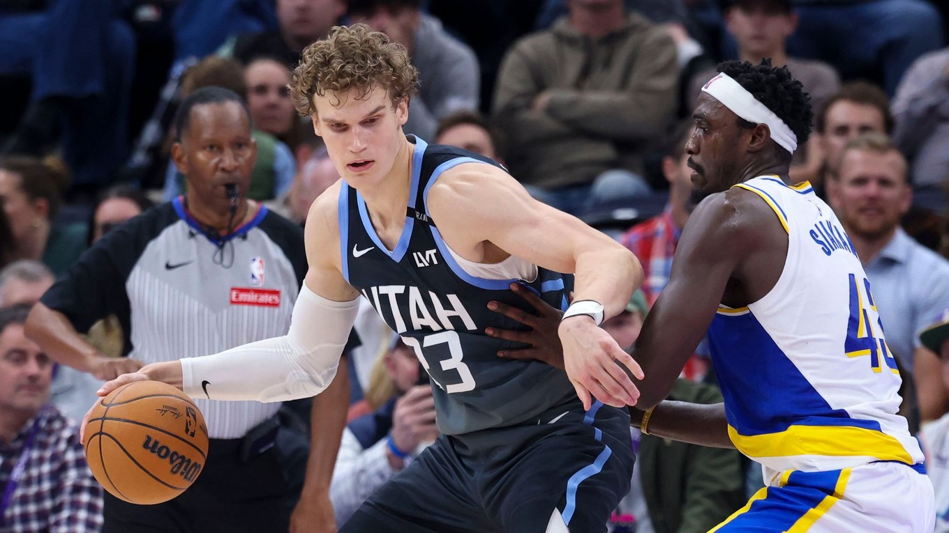 Basketbalista Utahu Jazz Lauri Markkanen (vľavo) a hráč Indiany Pacers Pascal Siakam bojujú o loptu v zápase zámoskej NBA Utah Jazz - Indiana Pacers.