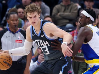 Basketbalista Utahu Jazz Lauri Markkanen (vľavo) a hráč Indiany Pacers Pascal Siakam bojujú o loptu v zápase zámoskej NBA Utah Jazz - Indiana Pacers.