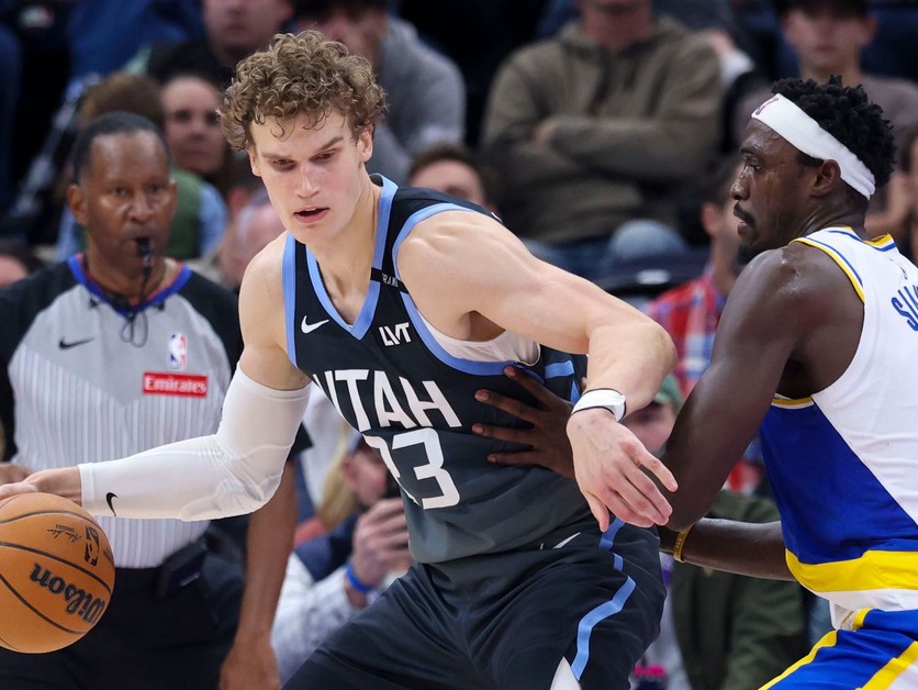 Basketbalista Utahu Jazz Lauri Markkanen (vľavo) a hráč Indiany Pacers Pascal Siakam bojujú o loptu v zápase zámoskej NBA Utah Jazz - Indiana Pacers.