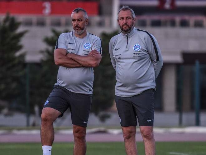 Dnešný jubilant Miroslav Seman (vľavo) vytváral vždy silnú väzbu s kolegami, ako brankár aj ako tréner, vpravo Miroslav König, spoluhráč i partner.