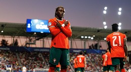 Portugalský futbalista Geovany Quenda pózuje po góle do siete Poľska na EURO U21 2025.